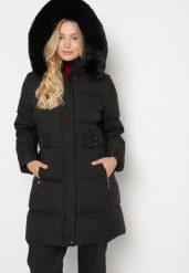 Czarna Pikowana Kurtka z Kapturem z Futrem i Paskiem w Talii Acendria. Czarne kurtki Born2be, plus size, bez wzorów, z dzianiny, klasyczne, z kapturem. Za 199.99 zł.