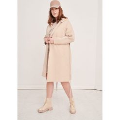 Płaszcz Huggo Plus Size Jasny Beż. Płaszcze blue shadow, plus size, bez wzorów, z dzianiny, bez kaptura. Za 419.90 zł.