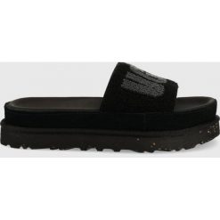 UGG klapki Laton damskie kolor czarny na platformie. Czarne klapki UGG, bez wzorów, z materiału, bez obcasa, na platformie, bez zapięcia. Za 449.99 zł.