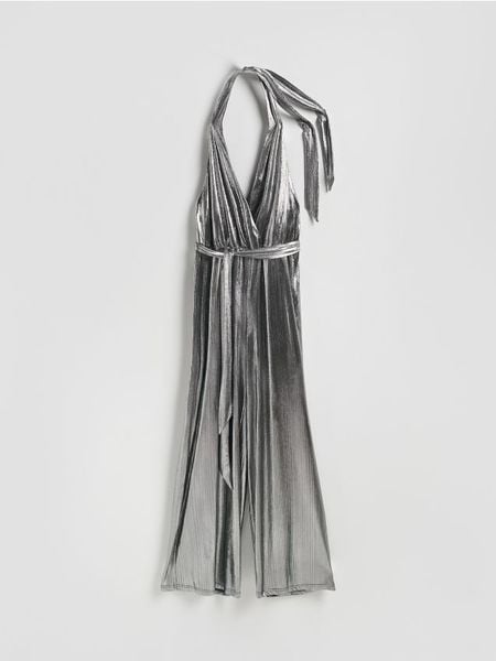 Błyszczący kombinezon z paskiem - srebrny. Szare kombinezony Reserved, l, bez wzorów, z dzianiny, bez kołnierzyka, bez ramiączek. Za 199.99 zł.