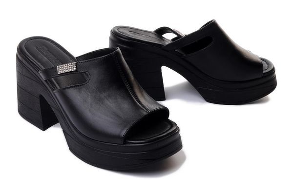 ARTIKER RELAKS 52C0496 czarny, klapki damskie. Czarne klapki Artiker Relaks, bez wzorów, ze skóry, bez obcasa, na obcasie, bez zapięcia. Za 249.90 zł.