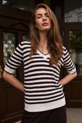 Lekki sweter w paski brązowy. Brązowe swetry MOODO, l, bez wzorów, z poliamidu, bez ramiączek. Za 89.99 zł.