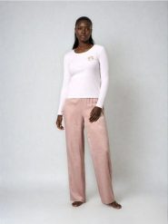 Piżama z długim rękawem i spodniami z lekkiej tkaniny Barbie - kremowy. Białe piżamy Sinsay, l, bez wzorów, z tkaniny, bez kołnierzyka, bez ramiączek, długie. Za 79.99 zł.