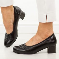 Czarne skórzane czółenka damskie Potocki 19412. Czarne czółenka POTOCKI, na jesień, bez wzorów, ze skóry, eleganckie, z okrągłym noskiem, bez obcasa, na obcasie, bez zapięcia. W wyprzedaży za 192.72 zł.