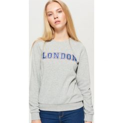 Bluza z napisem - Jasny szary. Bluzy Cropp. W wyprzedaży za 19.99 zł.