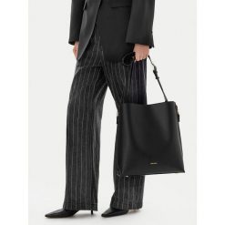 Torebka GINO ROSSI. Czarne torebki klasyczne Gino Rossi, bez wzorów, klasyczne, bez dodatków. Za 329.99 zł.