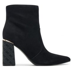 Botki Guess. Czarne botki Guess, z aplikacjami, bez obcasa, na słupku, bez zapięcia. Za 449.99 zł.
