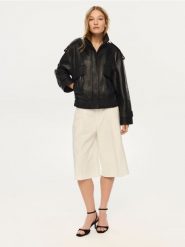 Sandały ze skóry owczej - czarny. Czarne sandały Reserved, bez wzorów, ze skóry, bez obcasa, bez zapięcia. Za 179.99 zł.