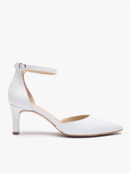 Białe ślubne czółenka ze skóry licowej. Białe czółenka Ryłko, bez wzorów, z gumy, klasyczne, bez obcasa, na obcasie, bez zapięcia. Za 449.99 zł.