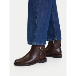 Botki JENNY. Brązowe botki Jenny, bez wzorów, bez obcasa, na płaskiej podeszwie, bez zapięcia. Za 139.99 zł.