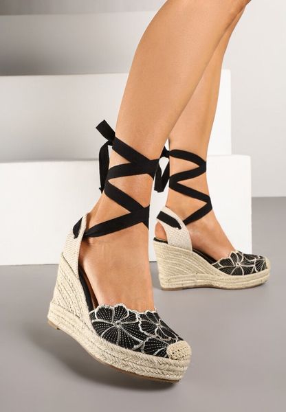 Czarne Sandały na Koturnie z Plecionki z Haftem i Ozdobnym Wiązaniem Mevolina. Czarne sandały Renee, bez wzorów, eleganckie, bez obcasa, na koturnie, bez zapięcia. Za 99.99 zł.