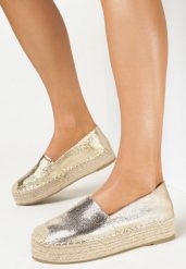 Złote Lakierowane Espadryle na Plecionej Platformie Brigitte. Żółte espadryle Born2be, bez wzorów, z lakierowanej skóry, z okrągłym noskiem, bez obcasa. Za 119.99 zł.