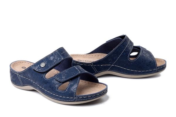 DR. BRINKMANN 700738-05 blau, klapki damskie. Niebieskie klapki Dr. Brinkmann, bez wzorów, ze skóry, bez obcasa, bez zapięcia. Za 199.90 zł.