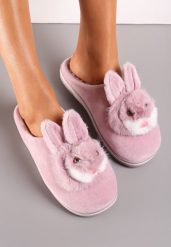 Różowe Kapcie Antinna. Czerwone kapcie Renee, z aplikacjami, z dresówki. W wyprzedaży za 23.99 zł.