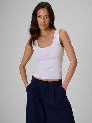 4F Top slim z prążkowanej dzianiny damski - biały L. Białe topy 4f, l, bez wzorów, z bawełny, bez kołnierzyka, bez ramiączek. Za 59.99 zł.
