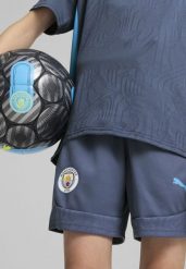 Młodzieżowe szorty treningowe Manchester City PUMA Inky Blue Magic. Niebieskia szorty sportowe Puma, bez wzorów, z żakardem, z standardowym stanem, do piłki nożnej. Za 167.95 zł.
