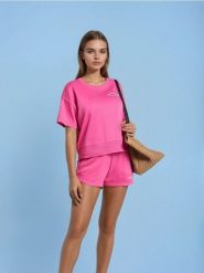 Dresowe szorty z napisem - różowy. Czerwone szorty sportowe Sinsay, bez wzorów, z dresówki. Za 29.99 zł.