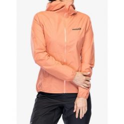 Kurtka przeciwdeszczowa damska Inov-8 Stormshell FZ V2. Czerwone kurtki Inov-8, bez wzorów, sportowe, bez kaptura. Za 482.99 zł.