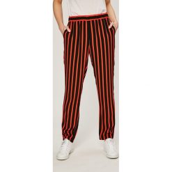 Vero Moda - Spodnie. Spodnie materiałowe Vero Moda, bez wzorów, z elastanu, casualowe. W wyprzedaży za 34.90 zł.