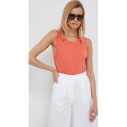 Vero Moda top z domieszką lnu kolor pomarańczowy. Brązowe topy Vero Moda, l, bez wzorów, z dzianiny, bez kołnierzyka, bez ramiączek. W wyprzedaży za 43.99 zł.