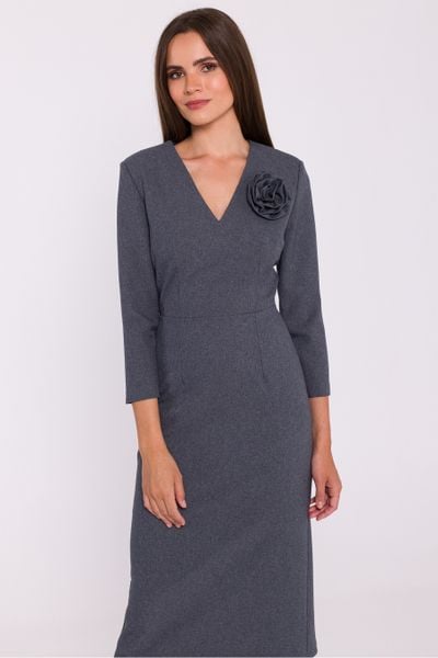 Elegancka sukienka ołówkowa z dekoltem V szara. Szare sukienki Stylove, do pracy, l, z aplikacjami, z elastanu, biznesowe, bez kołnierzyka, bez ramiączek, midi, dopasowane. Za 449.00 zł.
