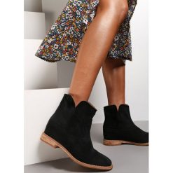 Czarne Botki Irinaela. Czarne botki Renee, bez wzorów, bez obcasa, na koturnie, bez zapięcia. W wyprzedaży za 29.99 zł.