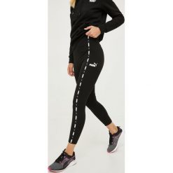 Puma legginsy Power Tape damskie kolor czarny z aplikacją. Czarne legginsy Puma, z aplikacjami, z dzianiny. W wyprzedaży za 119.99 zł.