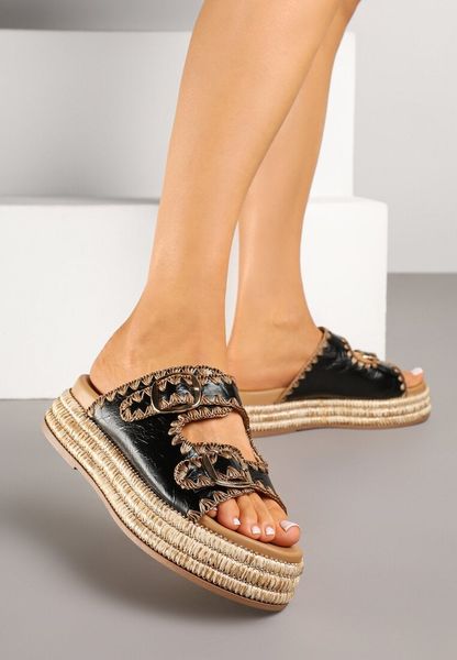 Czarne Klapki na Grubej Plecionej Podeszwie z Szydełkowym Wzorem Tenavira. Czarne klapki Born2be, bez wzorów, boho, bez obcasa, na płaskiej podeszwie, bez zapięcia. Za 119.99 zł.