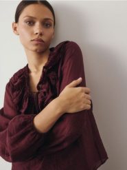 Bluzka z lyocellem - mahoniowy. Brązowe bluzki Reserved, l, bez wzorów, z lyocellu, bez kołnierzyka, bez ramiączek. W wyprzedaży za 99.99 zł.