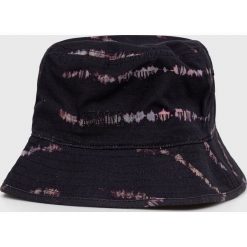 AllSaints kapelusz bawełniany kolor fioletowy bawełniany. Fioletowe kapelusze AllSaints, bez wzorów, z bawełny. W wyprzedaży za 159.99 zł.