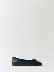 Mango Baleriny Buba 77005667 Czarny. Czarne baleriny Mango, bez wzorów, ze skóry, bez obcasa, bez zapięcia. Za 199.99 zł.