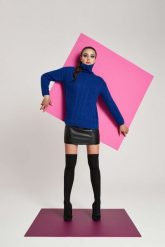 Sweter w warkoczowy splot lazurowy. Niebieskie swetry MOODO, s, bez wzorów, ze splotem, bez ramiączek. W wyprzedaży za 55.99 zł.