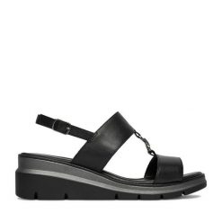 Sandały Lasocki. Czarne sandały Lasocki, bez wzorów, bez obcasa, na koturnie, bez zapięcia. Za 179.99 zł.