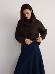 Sweter oversize z golfem - brązowy. Brązowe swetry Reserved, l, bez wzorów, z dzianiny, bez ramiączek. W wyprzedaży za 109.99 zł.