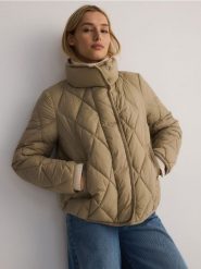 Pikowana kurtka z kołnierzem - oliwkowy. Zielone kurtki Reserved, l, bez wzorów, z tkaniny, bez kaptura. Za 159.99 zł.