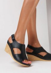 Czarne Sandały Euthenis. Czarne sandały Born2be, z aplikacjami, z jeansu, eleganckie, bez obcasa, na koturnie, bez zapięcia. W wyprzedaży za 119.99 zł.