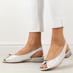 Srebrne satynowe sandały damskie na obcasie T.Sokolski L26-136s. Szare sandały Sokolski, bez wzorów, z satyny, eleganckie, bez obcasa, na obcasie, bez zapięcia. Za 179.00 zł.