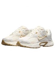 Buty do chodzenia damskie Nike V5 RNR. Brązowe buty treningowe Nike, na wiosnę, bez wzorów, z jeansu, bez zapięcia, trekkingowe. Za 584.00 zł.