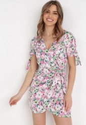 Jasnoróżowa Sukienka Ciliore. Czerwone sukienki Born2be, l, bez wzorów, eleganckie, bez kołnierzyka, bez ramiączek, mini, kopertowe. W wyprzedaży za 132.99 zł.