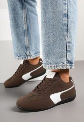 Brązowe Sneakersy w Stylu Kultowych Tenisówek Virritia. Brązowe buty sportowe lifestyle Born2be, z aplikacjami, z jeansu, eleganckie, bez zapięcia. W wyprzedaży za 67.99 zł.