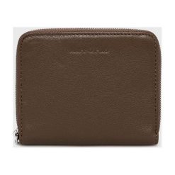 Marc O'Polo portfel damski kolor brązowy. Brązowe portfele Marc O'Polo, bez wzorów, ze skóry. Za 349.99 zł.