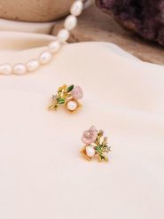 Pierres de Jade Pozłacane kolczyki-wkrętki z perłami i kamieniami szlachetnymi rozmiar: onesize. Białe kolczyki Pierres de Jade, z cyrkonią, pozłacane. Za 39.99 zł.