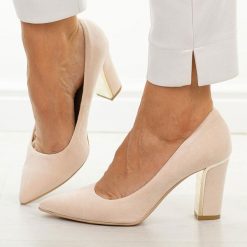 Róż puder zamsz Polskie czółenka damskie Suzana 852. Czerwone czółenka Suzana, na jesień, bez wzorów, z zamszu, eleganckie, bez obcasa, na słupku, bez zapięcia. Za 249.00 zł.