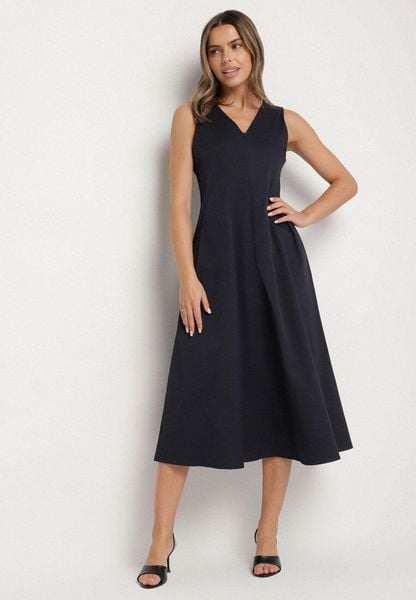 Granatowa Sukienka o Rozkloszowanym Kroju z Dekoltem w Serek Alifia. Niebieskie sukienki Born2be, na co dzień, l, bez wzorów, klasyczne, bez kołnierzyka, bez ramiączek, midi, proste. Za 199.99 zł.