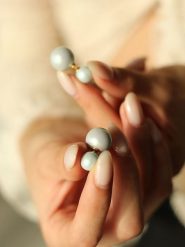 Pierres delicates Pozłacane kolczyki-wkrętki z perłami rozmiar: onesize. Niebieskie kolczyki Pierres delicates, z perłą, pozłacane. Za 39.99 zł.