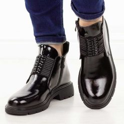 Czarne lakierowane botki damskie M.Daszyński 2501-10. Czarne botki M.Daszyński, bez wzorów, z jeansu, biznesowe, z okrągłym noskiem, bez obcasa, bez zapięcia. W wyprzedaży za 179.10 zł.