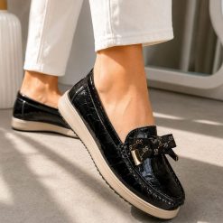 Czarne crock skórzane mokasyny damskie Filippo Dp6457/26. Czarne mokasyny Filippo, bez wzorów, z lakierowanej skóry. Za 239.00 zł.