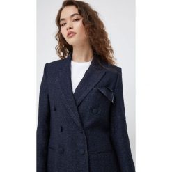 Emporio Armani marynarka z domieszką wełny kolor granatowy jednorzędowa wzorzysta. Niebieskie marynarki i żakiety Emporio Armani, bez wzorów, z tkaniny, klasyczne, bez ramiączek. Za 3,639.90 zł.