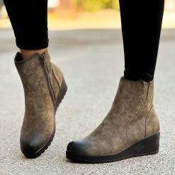 Khaki zimowe botki damskie na koturnie M.Daszyński Sa207-6. Brązowe botki M.Daszyński, bez wzorów, z nubiku, bez obcasa, na koturnie, bez zapięcia. W wyprzedaży za 125.30 zł.