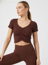 Krótka bluzka z marszczeniem na środku - brązowy. Brązowe bluzki Sinsay, l, bez wzorów, bez kołnierzyka, bez ramiączek. Za 22.99 zł.